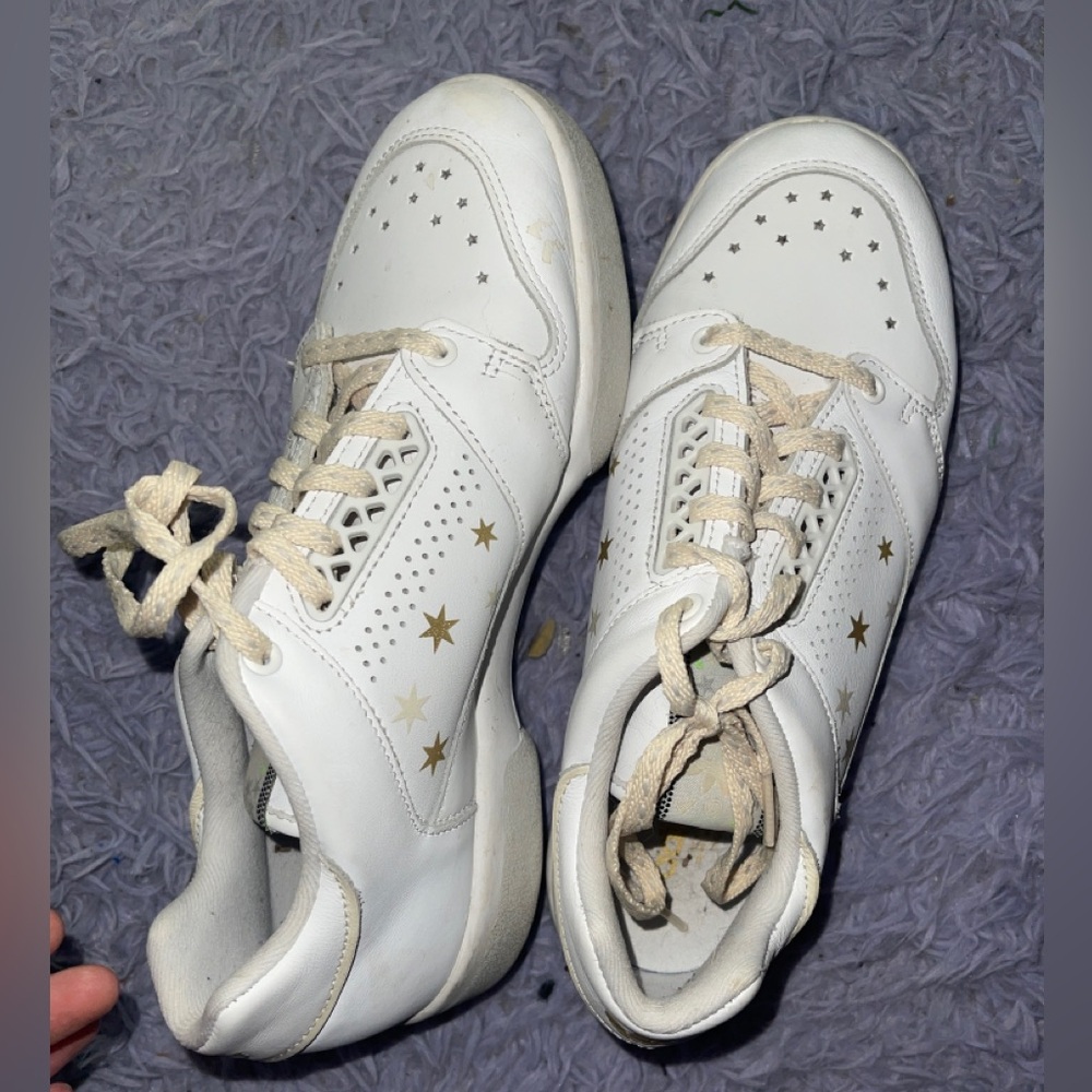 Adidas solid white & gold stars sneakers <3